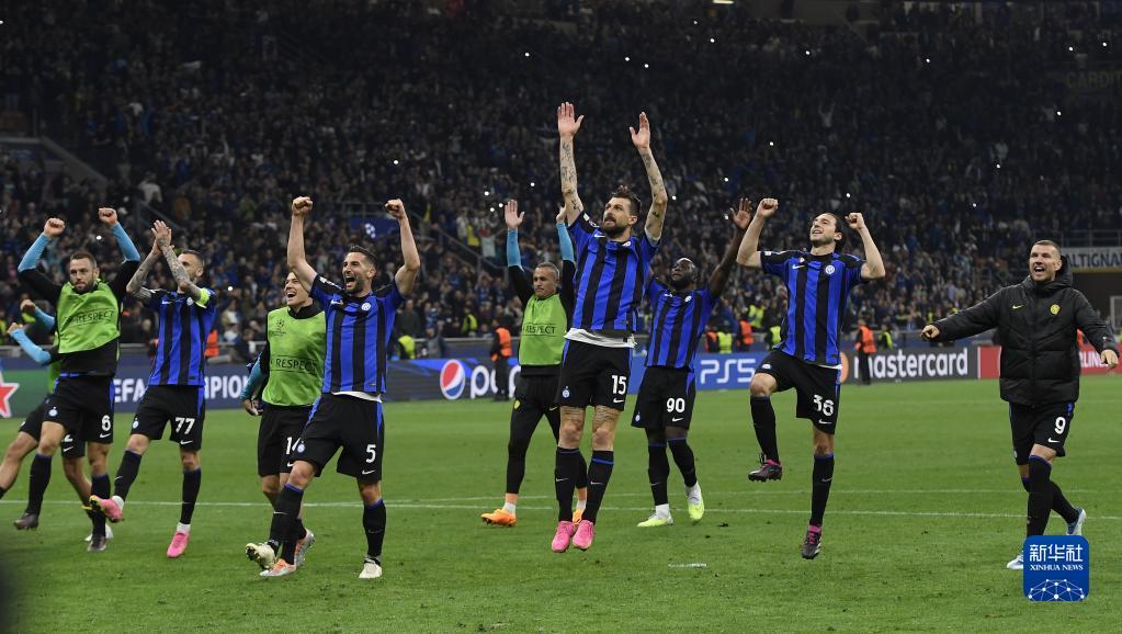 如何在足球场上保持心理稳定？（足球比赛中的心态管理指南）