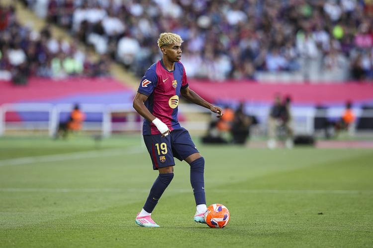 官方：本轮港超联赛延期进行，中国香港各代表队将臂缠黑纱出战（官方通报：港超本轮推迟，中国香港各代表队将佩戴黑纱参赛）