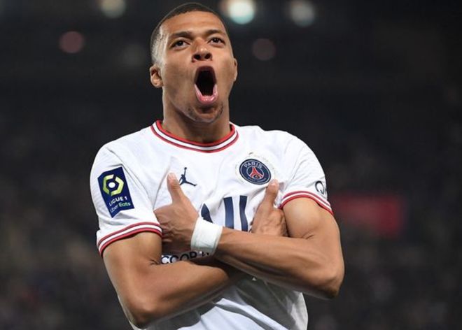 国安全队抵达北京，大兴机场内围满前来接机的国安球迷