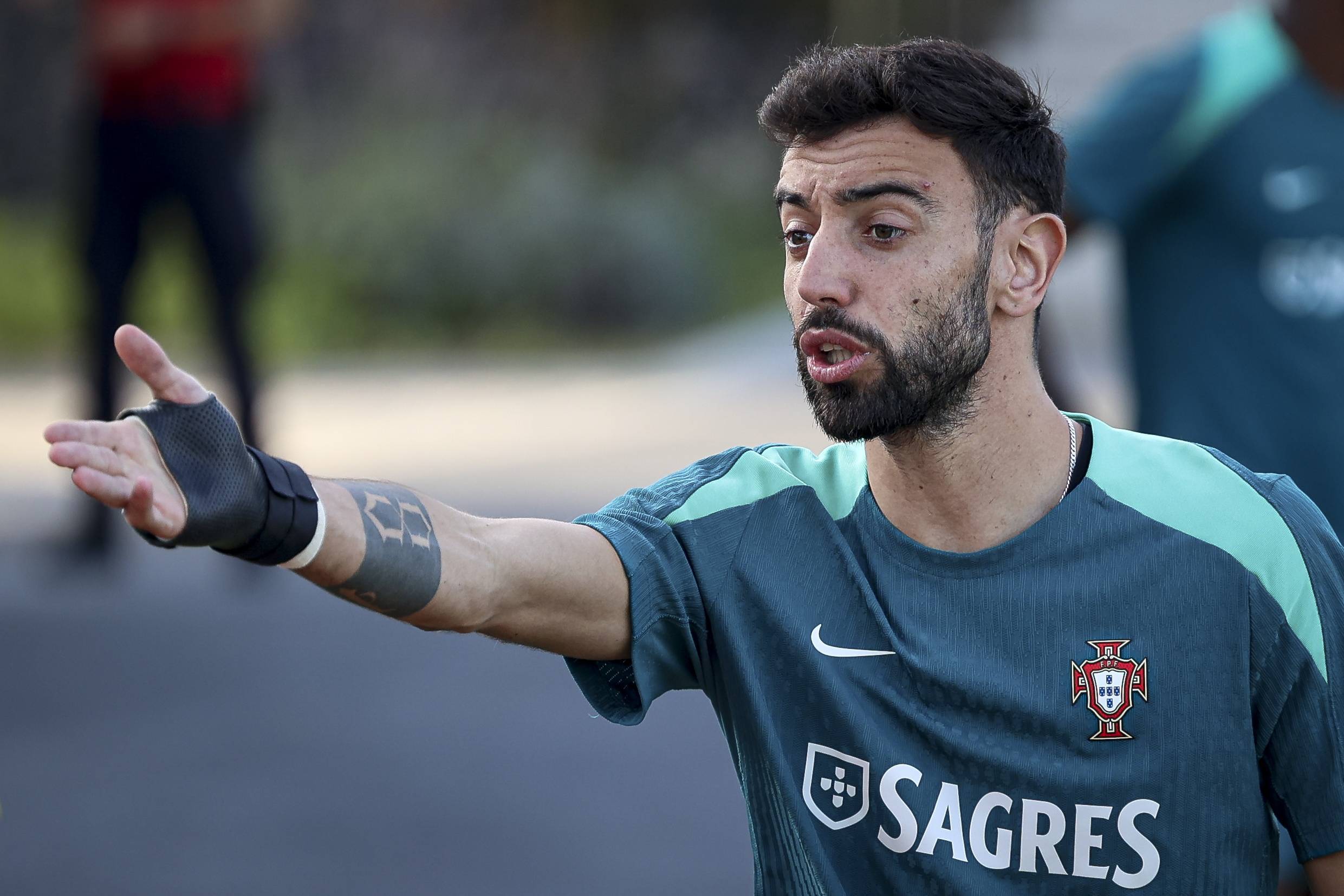 鲁媒：限制投入更需加快造血，中国职业足球生存困境并未解决（鲁媒：限投之下更需加速造血，中国职业足球生存难题仍未解）