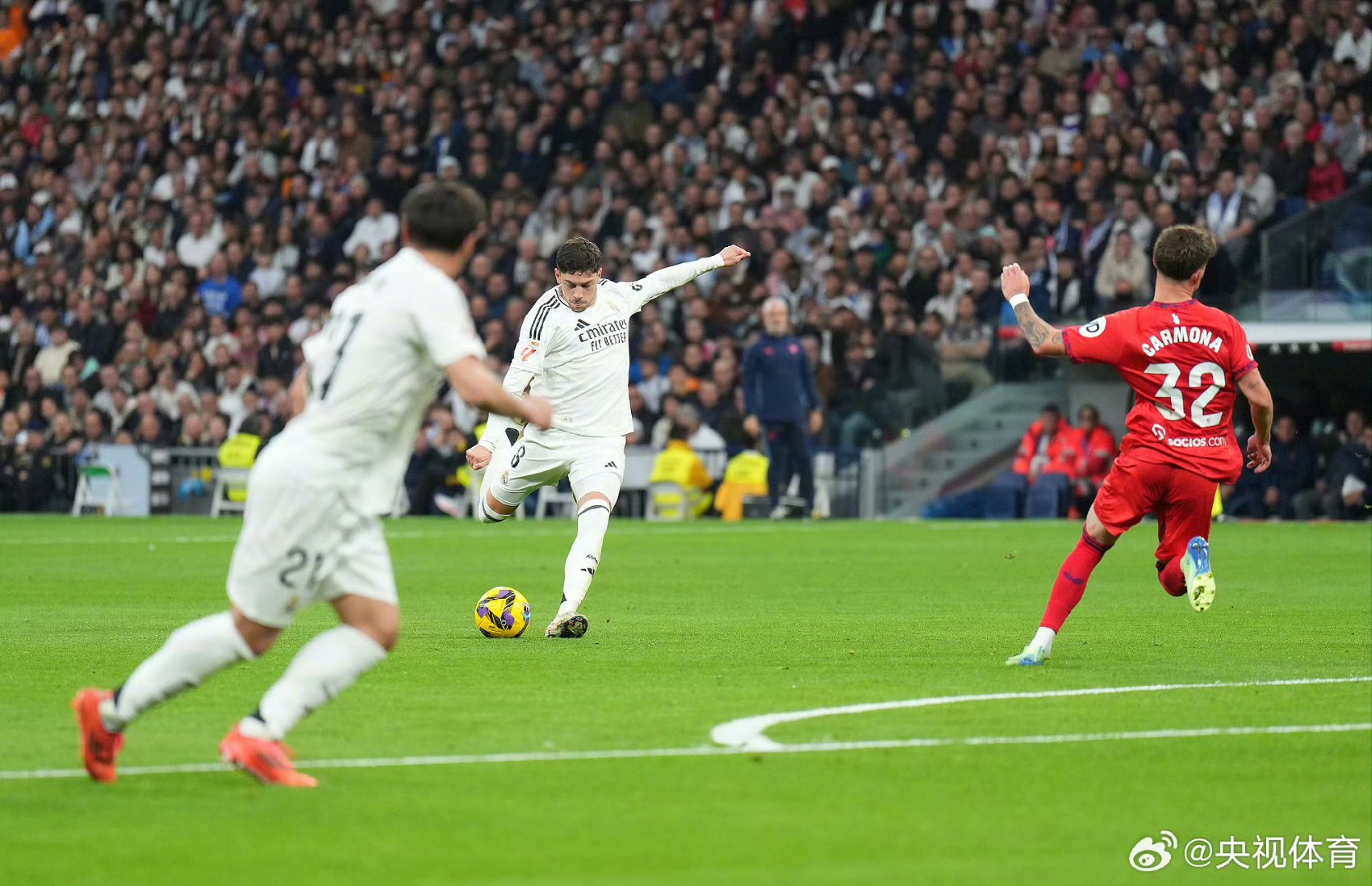 波兰媒体：在得知巴萨的决定前，莱万不会与其他俱乐部谈判（波媒：在明确巴萨决定前，莱万不与其他球队谈判）