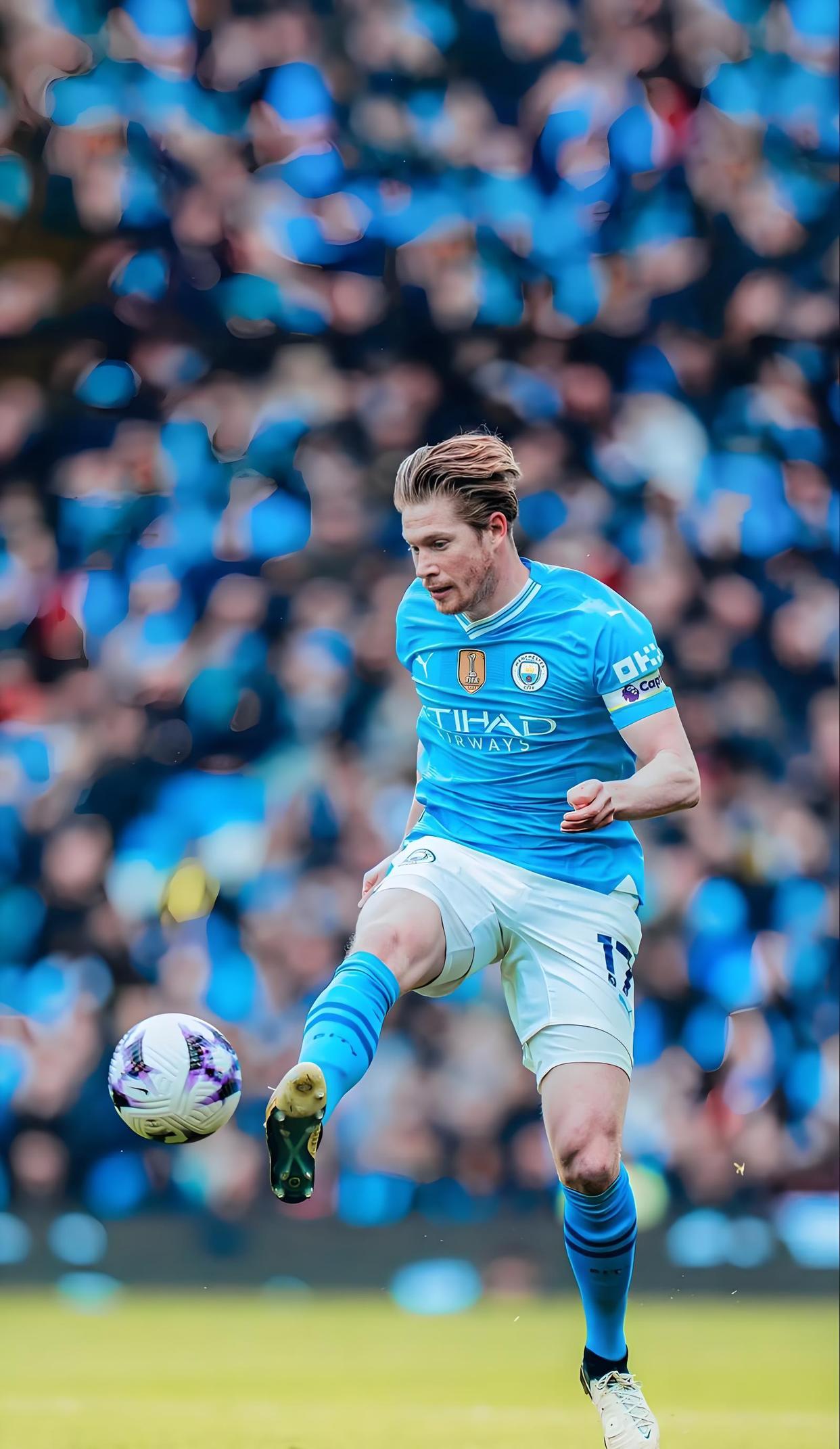 记者：曼联正在物色明年引进的防线球员，名单上大约有10人（记者称曼联已启动明年后防引援搜寻，候选名单约10人）