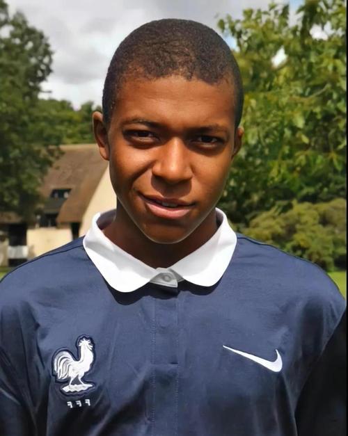 梅西小时候铃声响了不回教室，老师批评他：马拉多纳只有一个（梅西童年上课铃响仍未回班，老师斥责：马拉多纳独一无二）