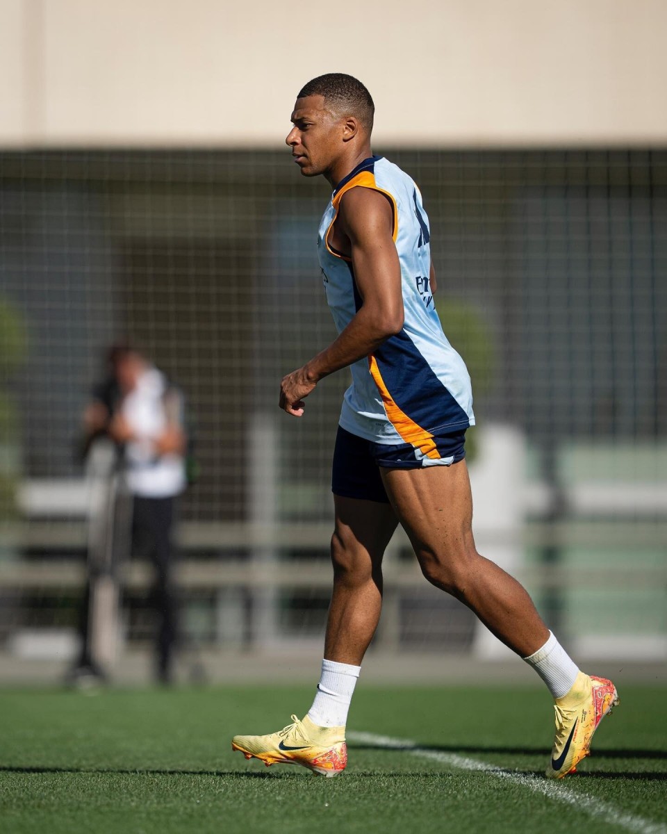 罗体：邓弗里斯、达米安等5名球员今日在国米基地进行康复（罗体：邓弗里斯、达米安等5将今日在国米基地恢复训练）